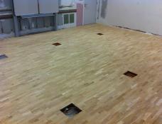 Massief eiken parket van 50x250mm in halfsteensverband met randstrook volgens plan