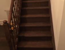 Eiken trap met trapwang en balustrade